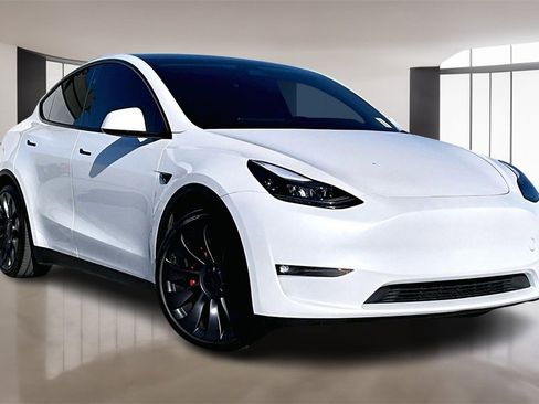 Used 2025 Tesla Model Y Performance image 3
