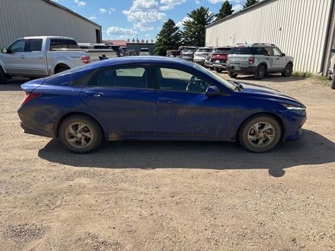 Used 2021 Hyundai Elantra SE FWD image 11