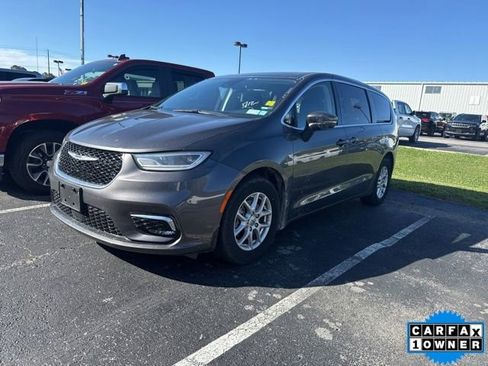 Used 2023 Chrysler Pacifica Touring-L FWD image 1