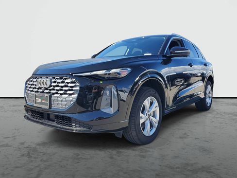 Used 2025 Audi Q5 Premium w/ Convenience Package image 2