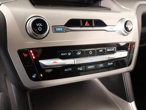 Used 2022 Ford Explorer XLT w/ Equipment Group 202A image 8