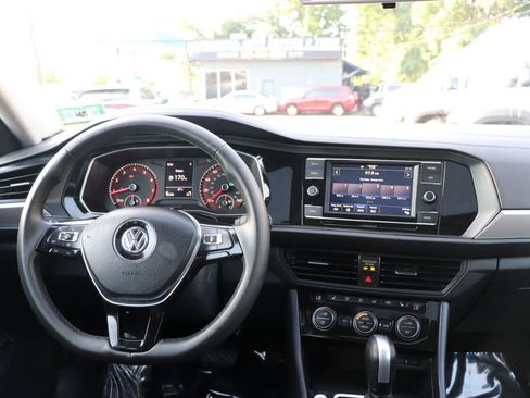 Used 2020 Volkswagen Jetta SE FWD image 17