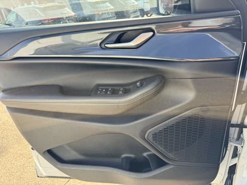 Used 2023 Jeep Grand Cherokee L Laredo image 22