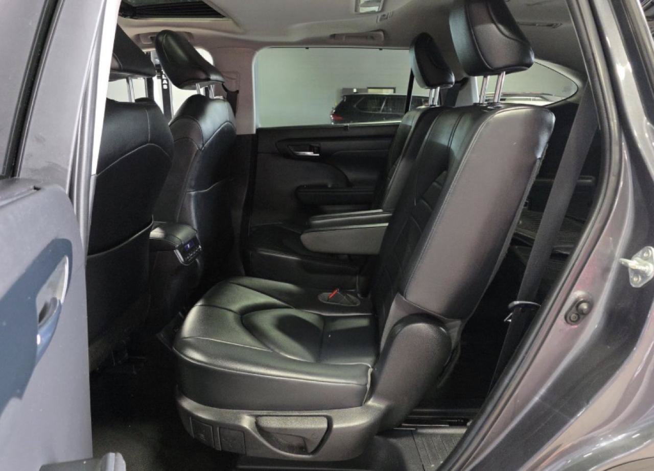Used 2022 Toyota Highlander XLE AWD/4WD image 10