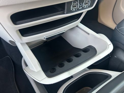 Used 2024 Chrysler Pacifica Touring-L image 23