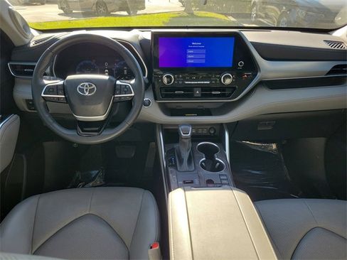 Used 2023 Toyota Highlander Platinum image 7
