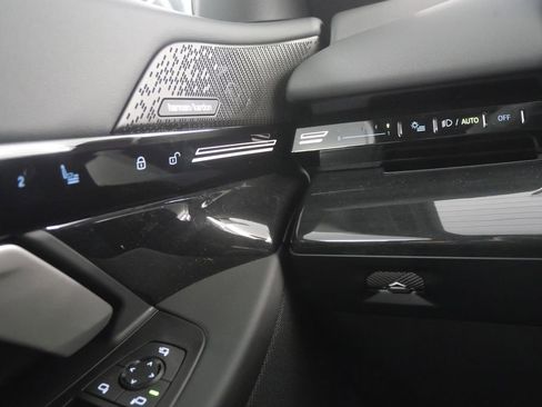 Used 2025 BMW 530i w/ Premium Package image 20