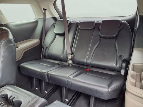 Used 2025 Kia Carnival FWD image 24