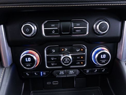 Used 2023 GMC Yukon SLT w/ SLT Premium Package AWD/4WD image 29