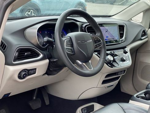 Used 2023 Chrysler Pacifica Touring-L FWD image 9