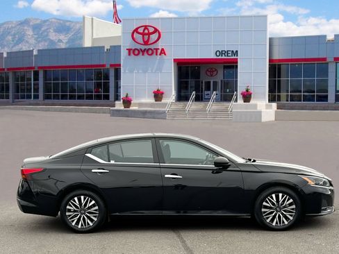 Used 2024 Nissan Altima 2.5 SV FWD image 6