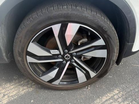 Used 2024 Volvo XC40 B5 Plus w/ Protection Package Premier AWD/4WD image 8