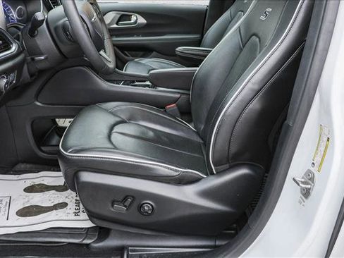 Used 2024 Chrysler Pacifica Premium image 11