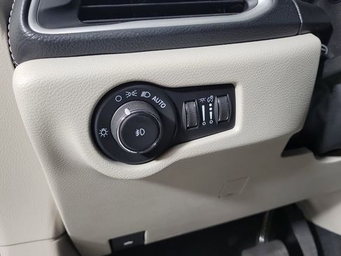 Used 2024 Chrysler Pacifica Select image 13