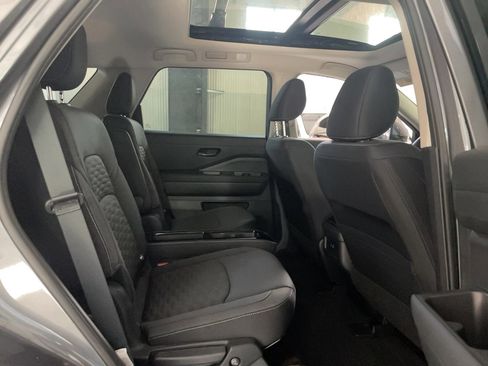 Used 2025 Nissan Pathfinder SV w/ SV Premium Package AWD/4WD image 19