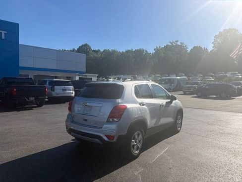 Used 2021 Chevrolet Trax LT w/ Premium Seat Package AWD/4WD image 2