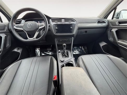 Used 2022 Volkswagen Tiguan SE image 10