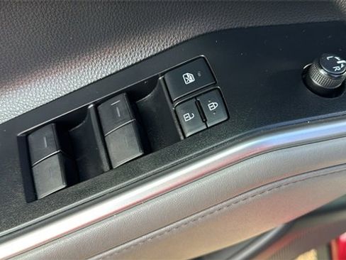 Used 2021 Toyota Highlander LE image 10