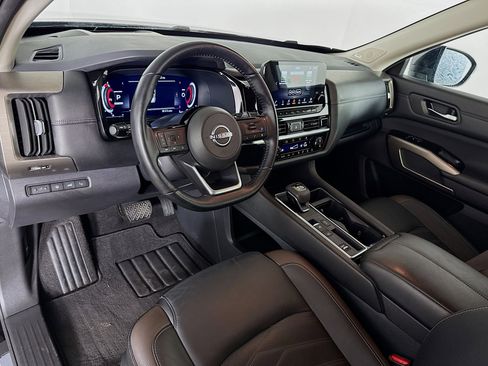 Used 2024 Nissan Pathfinder Platinum w/ Cargo Package image 8