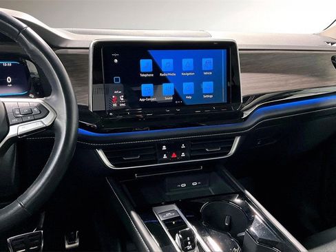 Used 2024 Volkswagen Atlas SEL Premium R-Line image 9