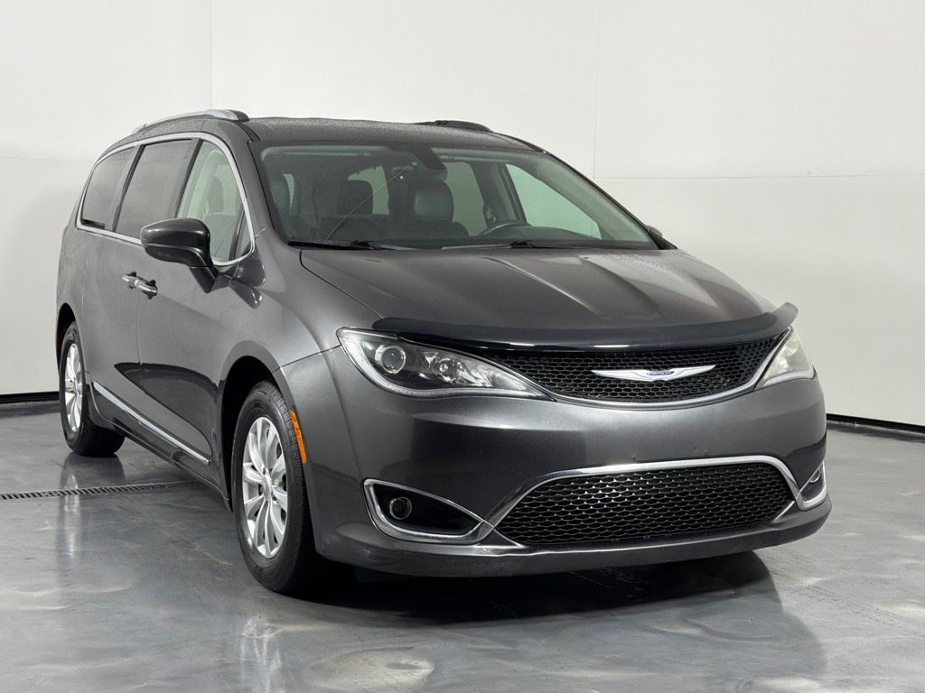 Used 2019 Chrysler Pacifica Touring-L FWD image 3