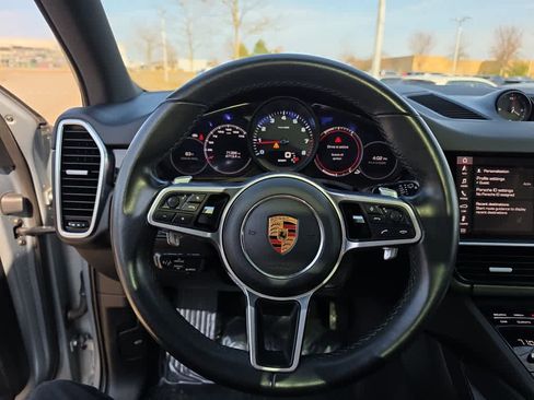 Used 2021 Porsche Cayenne AWD/4WD image 12