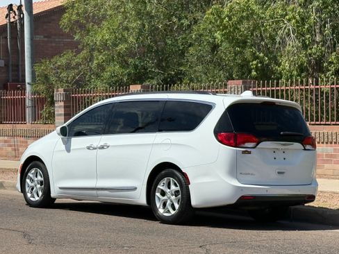 Used 2017 Chrysler Pacifica Touring-L w/ Tire & Wheel Group FWD image 4