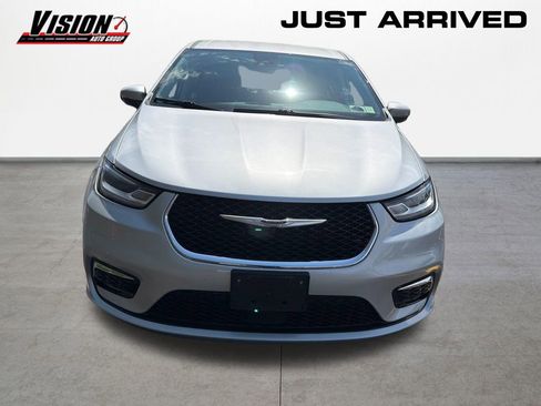 Used 2023 Chrysler Pacifica Touring-L FWD image 2