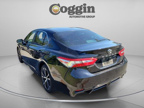 Used 2018 Toyota Camry SE FWD image 3