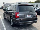Used 2016 Chrysler Town & Country Touring-L image 4