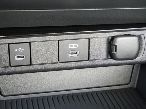 Used 2024 Toyota Prius XLE image 28