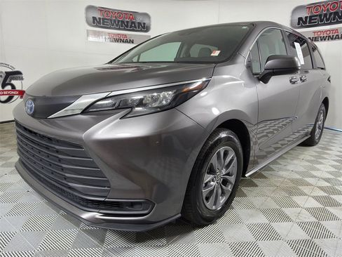 Used 2024 Toyota Sienna LE image 7