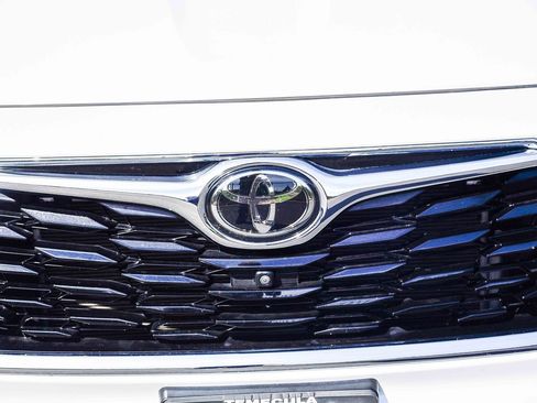 Used 2024 Toyota Highlander Limited image 13