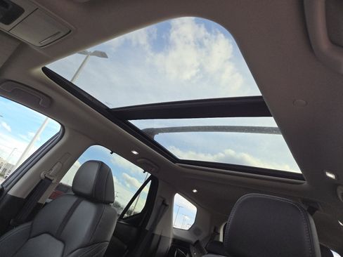 Used 2023 Honda Pilot Touring image 3