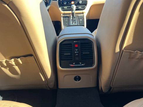 Used 2025 Porsche Macan image 36