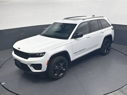 Used 2023 Jeep Grand Cherokee Altitude AWD/4WD image 32