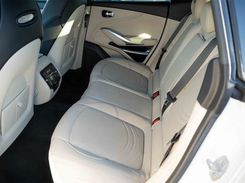 Used 2022 Aston Martin DBX image 34