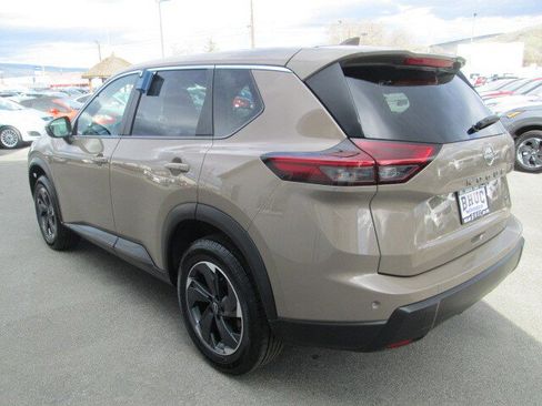 Used 2025 Nissan Rogue SV image 4