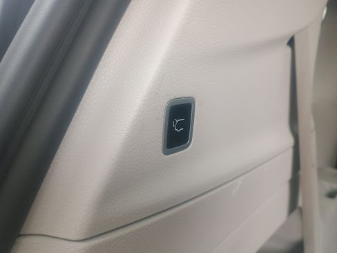 Used 2024 Chrysler Pacifica Touring-L image 12