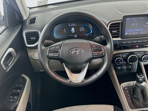Used 2025 Hyundai Venue SEL FWD image 18