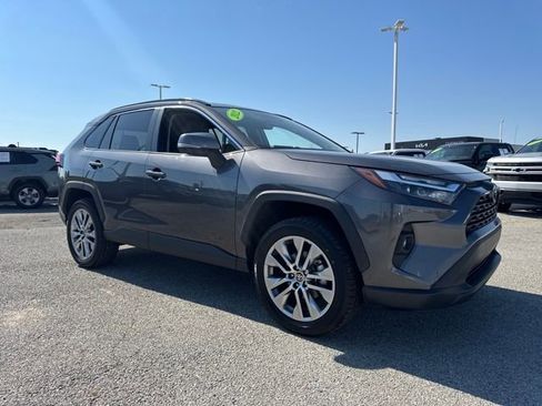 Used 2022 Toyota RAV4 XLE Premium image 9