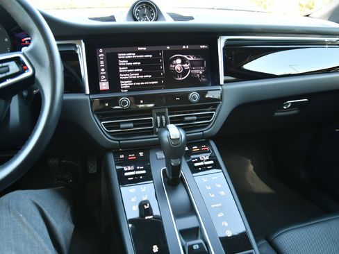 Used 2024 Porsche Macan image 20