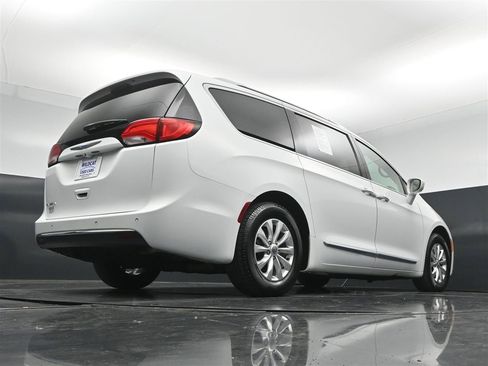 Used 2018 Chrysler Pacifica Touring-L FWD image 32