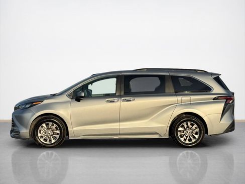 Used 2024 Toyota Sienna XLE image 4