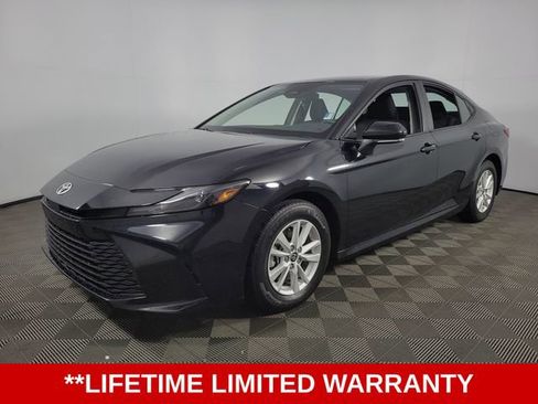 Used 2025 Toyota Camry LE image 3