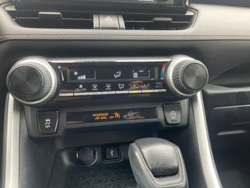 Used 2020 Toyota RAV4 LE AWD/4WD image 17