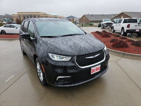 New 2026 Chrysler Pacifica Limited image 8