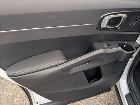 New 2025 Kia Sorento LX image 11
