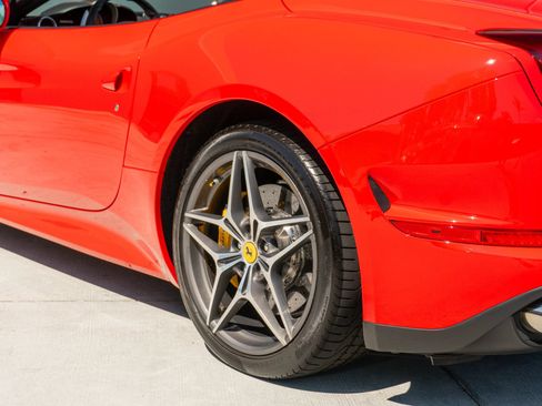Used 2017 Ferrari California T RWD image 45