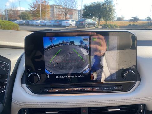 Used 2023 Nissan Rogue SL w/ SL Premium Package image 23